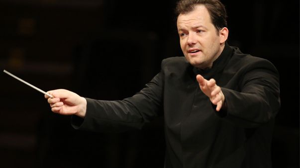 Andris Nelsons dirige l'orchestre du Gewandhaus de Leipzig en mai 2016 ©JanWoitas/Maxppp