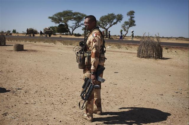deux mille militaires français actuellement déployés au mali