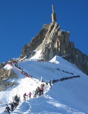 Le parcours de la Vallée Blanche commence par la descente d'une arête de neige étroite et glissante.