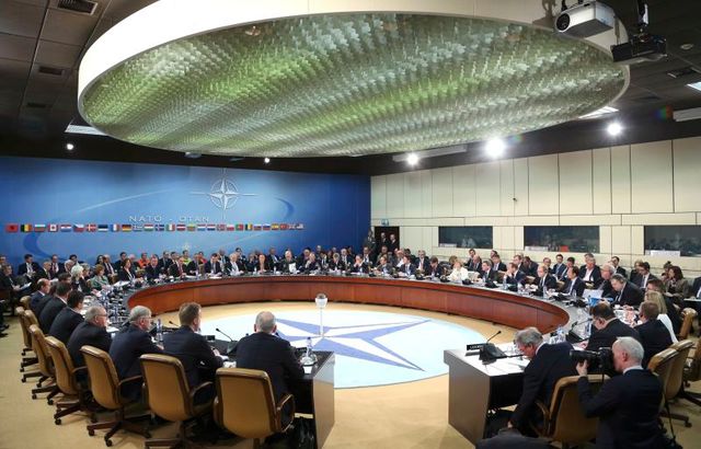 l'otan suspend sa coopération avec moscou et se rapproche de kiev