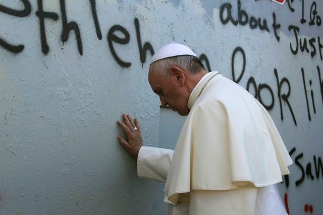 en visite à bethléem, le pape lance un appel à la paix