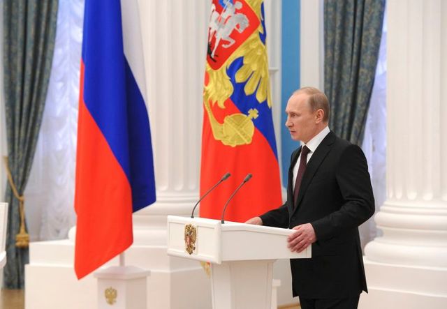 vladimir poutine signe la loi rattachant la crimée à la russie
