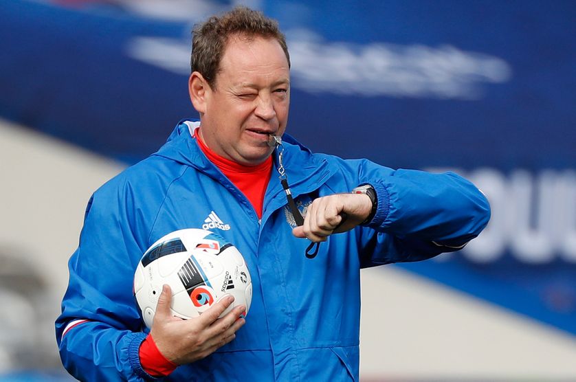Le coach russe Leonid Slutski durant un entrainement