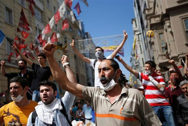 le premier ministre turc exige l'arrêt des manifestations à istanbul