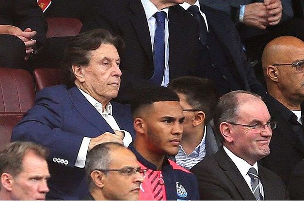 Pini Zahavi dans sa tribune du stade de Manchester, août 2015