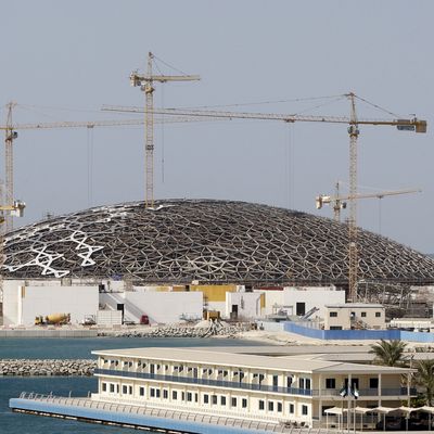 Construction du musée du Louvre Abou Dhabi aux Emirats Arabes Unis ( avril 2015)