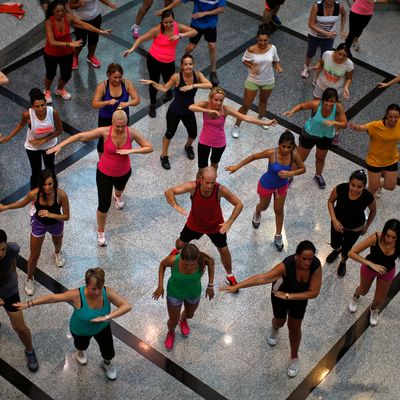 Cours d'aérobic dans un centre commercial à Malaga, Espagne