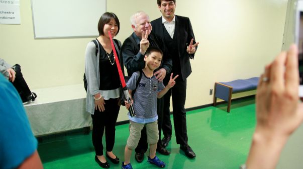 Leonard Slatkin accueille des fans japonais en coulisse. (© Victor Tribot Laspière / France Musique)