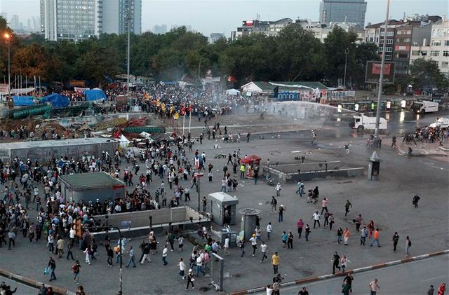 la police turque intervient dans le parc gezi d'istanbul