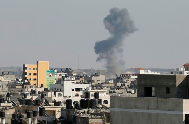 israël frappe gaza en réponse à des tirs brisant la trêve