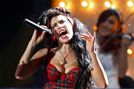 amy winehouse en tête des ventes d'albums en grande-bretagne