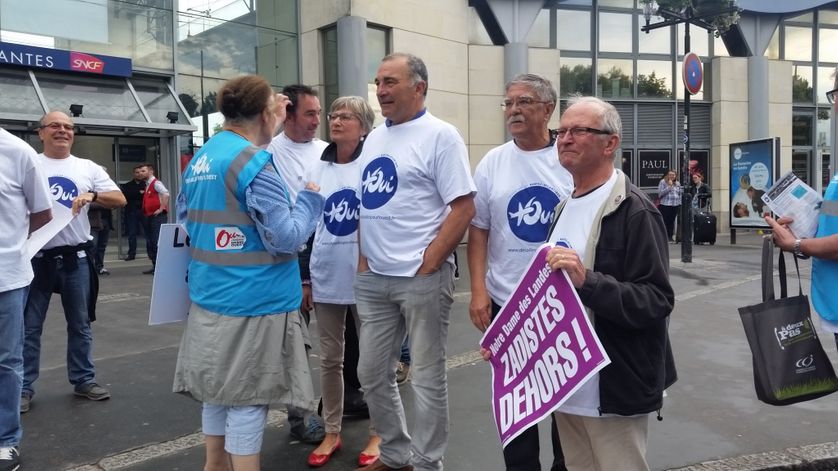Un comité d'accueil contre les opposants au projet d'aéroprt
