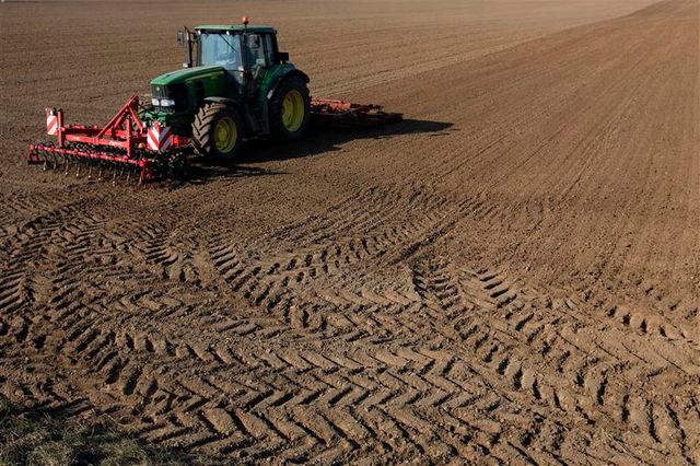 démantèlement d'un trafic international de tracteurs volés