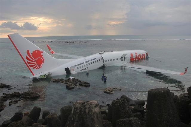 un avion manque son atterrissage à bali