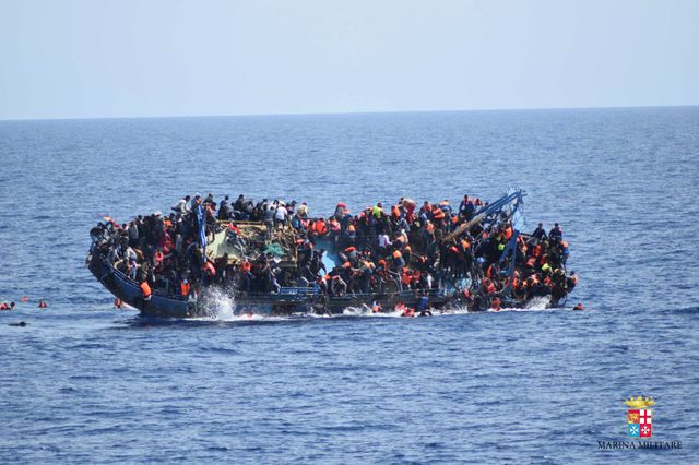 Un bateau de migrants au large de la Libye