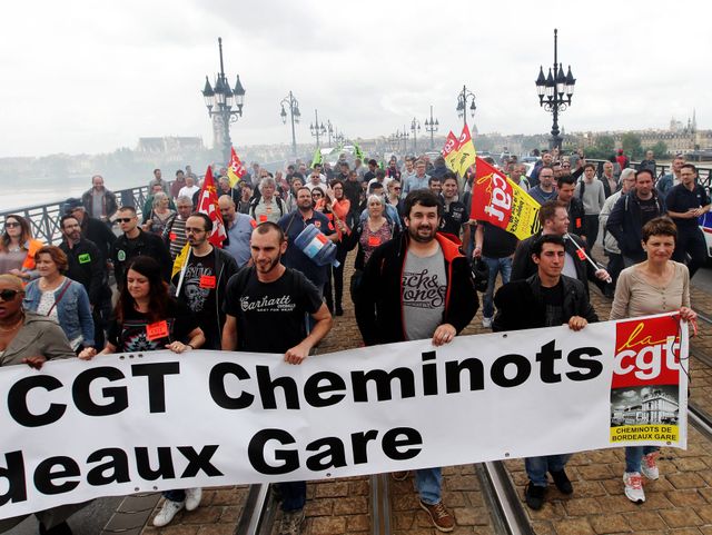 A Bordeaux, manifestation contre la loi travail sur le pont de pierre