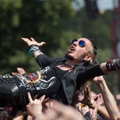 Un fan en plein "slam" au festival Hellfest en juin 2015
