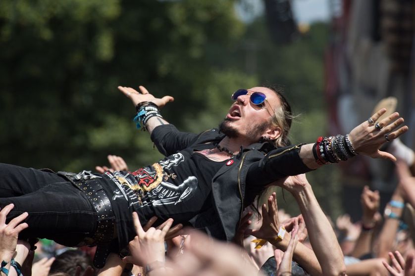 Un fan en plein "slam" au festival Hellfest en juin 2015
