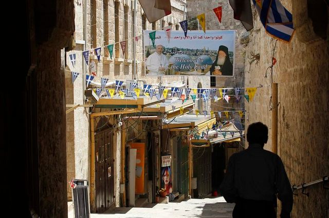un voyage hautement politique pour le pape françois au proche-orient