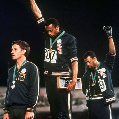 Tommie Smith, au centre, et John Carlos: salut des Black Panthers aux JO de 1968