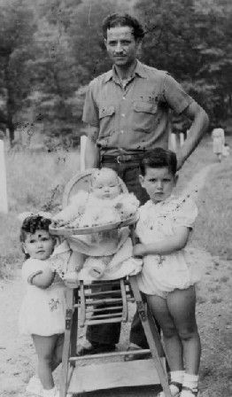 Louisa (le bébé) avec son papa, son grand frère et sa grande soeur