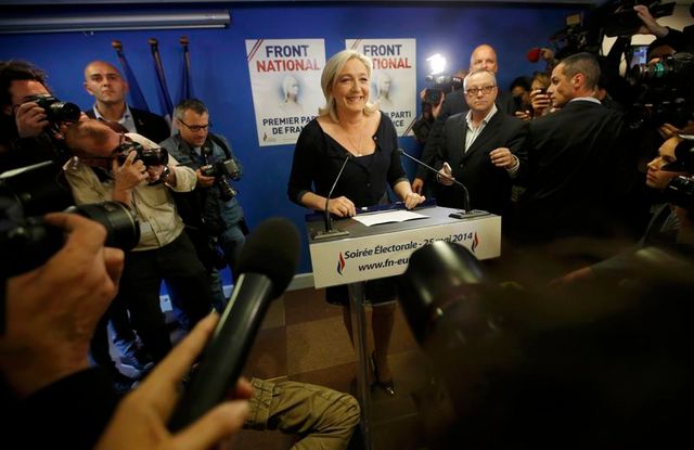 marine le pen appelle à la dissolution de l'assemblée nationale