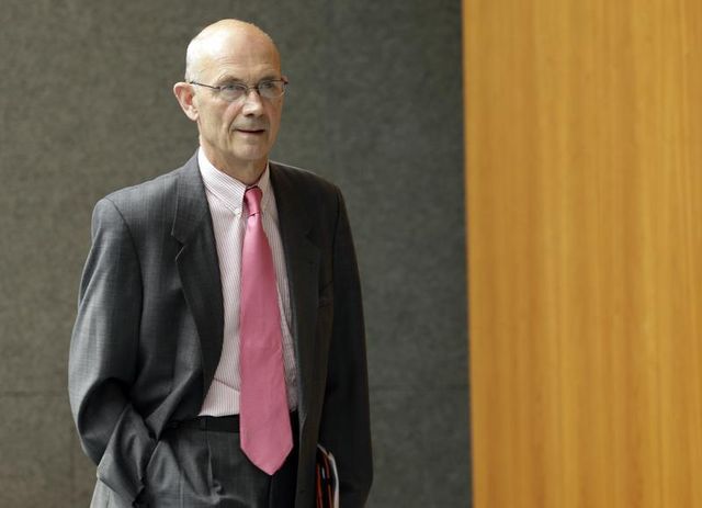 le mandat de pascal lamy à l'omc salué par françois hollande