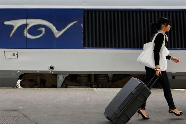 la sncf lance "ouigo", le tgv à bas prix