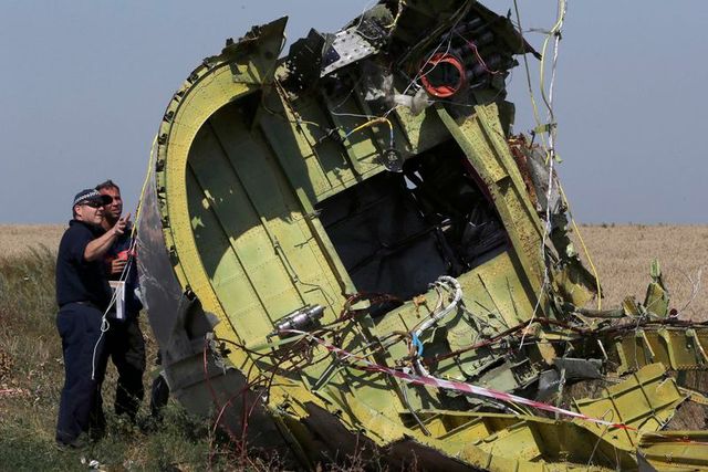 poursuite des recherches sur le site du crash du vol mh17