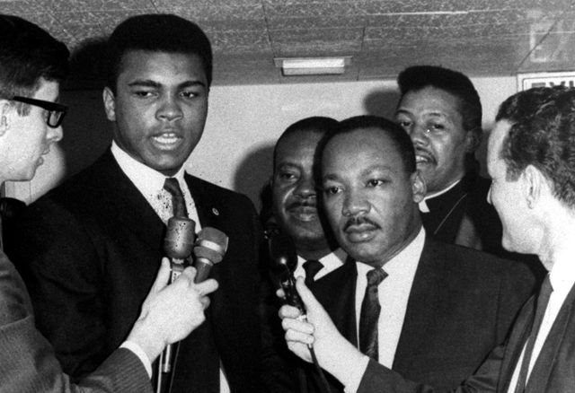 Mars 1967, Mohamed Ali et Martin Luther King répondent aux reporters
