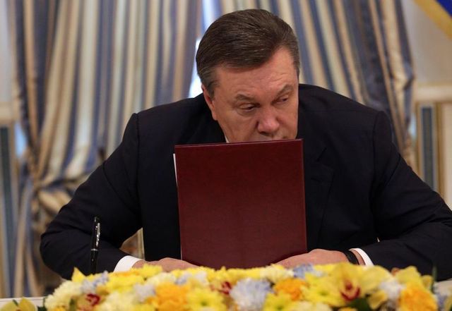 les députés ukrainiens destituent le président ianoukovitch