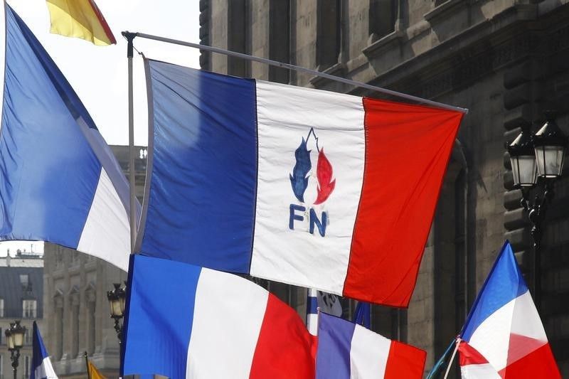 marine le pen ne souhaite pas changer le nom du fn