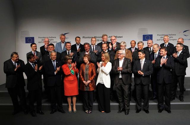 les chefs de la diplomatie de l'ue évoquent une riposte à moscou