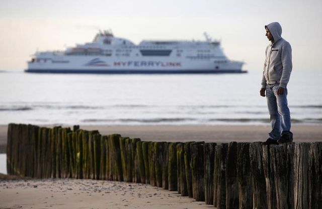 les migrants de calais prêts à tout pour traverser la manche