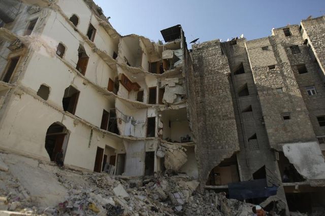 les faubourgs de damas bombardés par l'armée syrienne