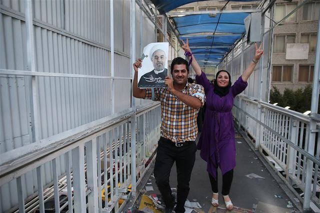 le religieux modéré hassan rohani élu dès le premier tour à la présidence de l'iran