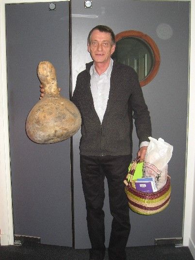 Jean Michel, sa courge et son petit panier sous son bras