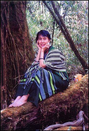 Aung San Suu Kyi dans son jardin dans un de ses rares moments de liberté.