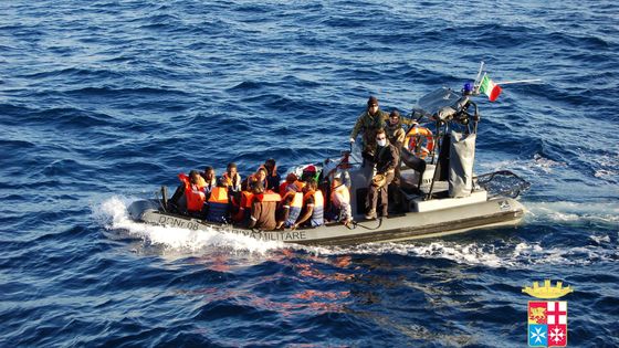 Migrants secourus par la marine à Lampedusa - Presse de la marine italienne