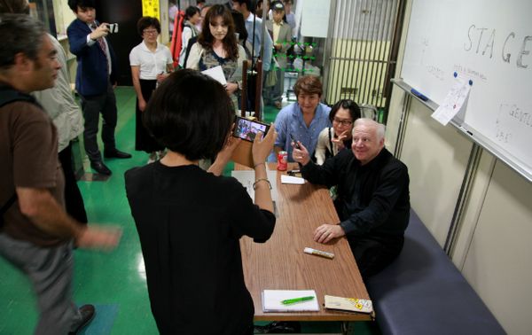 Leonard Slatkin pose avec des fans japonais à l'issue d'un concert John Williams au NHK Hall de Tokyo. (© Victor Tribot Laspière / France Musique)