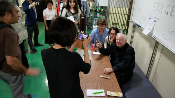 Leonard Slatkin pose avec des fans japonais à l'issue d'un concert John Williams au NHK Hall de Tokyo. (© Victor Tribot Laspière / France Musique)