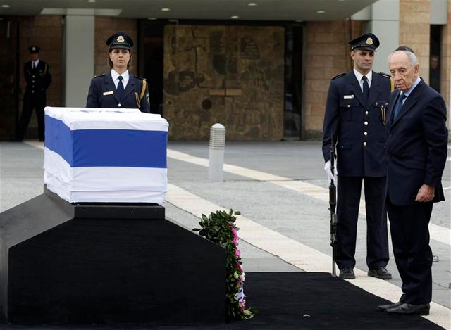 la dépouille d'ariel sharon exposée devant la knesset