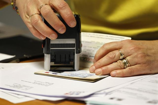 10.000 régularisations de sans-papiers de plus en 2013
