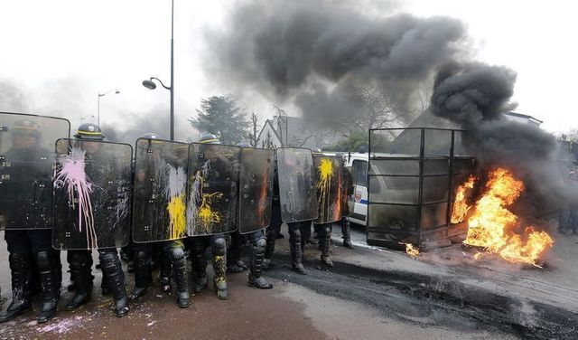 manuel valls promet des poursuites après les échauffourées chez goodyear