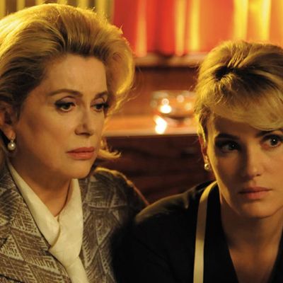 Catherine Deneuve et Judith Godrèche dans Potiche
