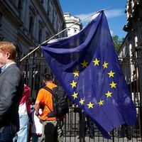 Un homme porte un drapeau européen devant Downing street le 24/06/16 à Londres