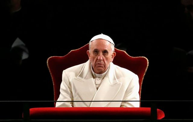 le pape préside la procession du chemin de croix à rome