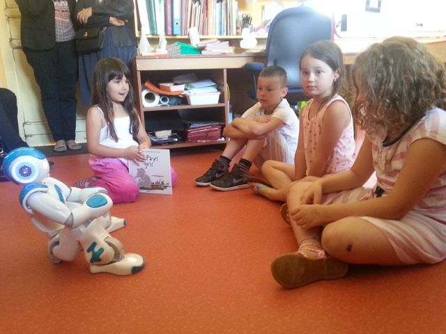 Séance de lecture par les CP. Nao écoute.