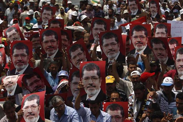 l'armée égyptienne se déploie autour du site où se trouve mohamed morsi