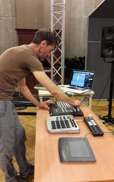 Christophe Ruetsch en balance pour France Musique au studio 107 par S Noël
